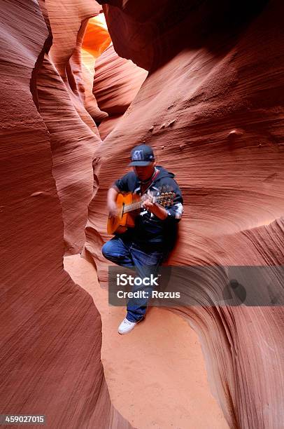 Indyjski Człowiek Gra Gitara W Lower Antelope Canyon Arizona Usa - zdjęcia stockowe i więcej obrazów Jaskinia