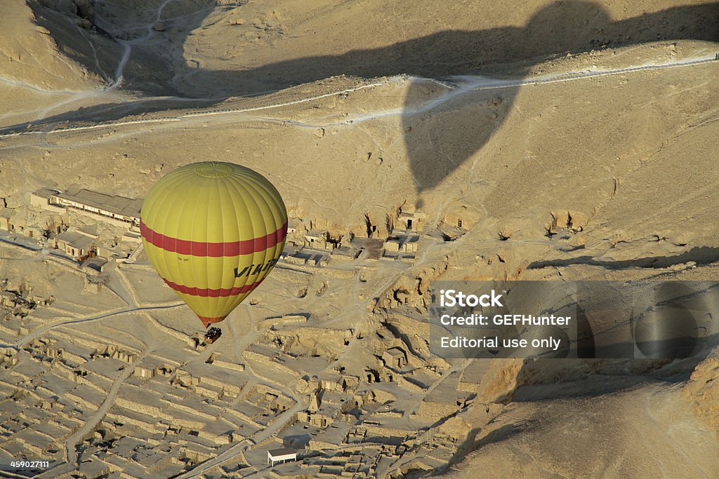 Balão de ar quente sobre Vale dos Reis, Egito - Foto de stock de Balão de ar quente royalty-free