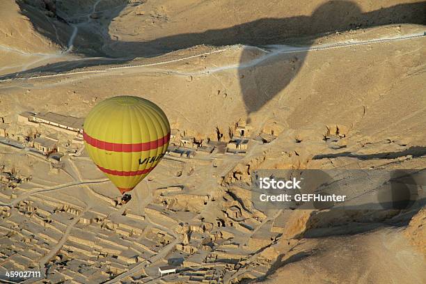 Foto de Balão De Ar Quente Sobre Vale Dos Reis Egito e mais fotos de stock de Balão de ar quente - Balão de ar quente, Egito, A caminho