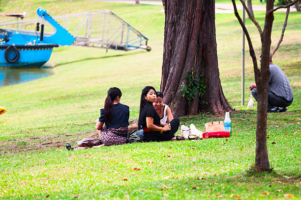 picknick im park - editorial asia singapore park stock-fotos und bilder