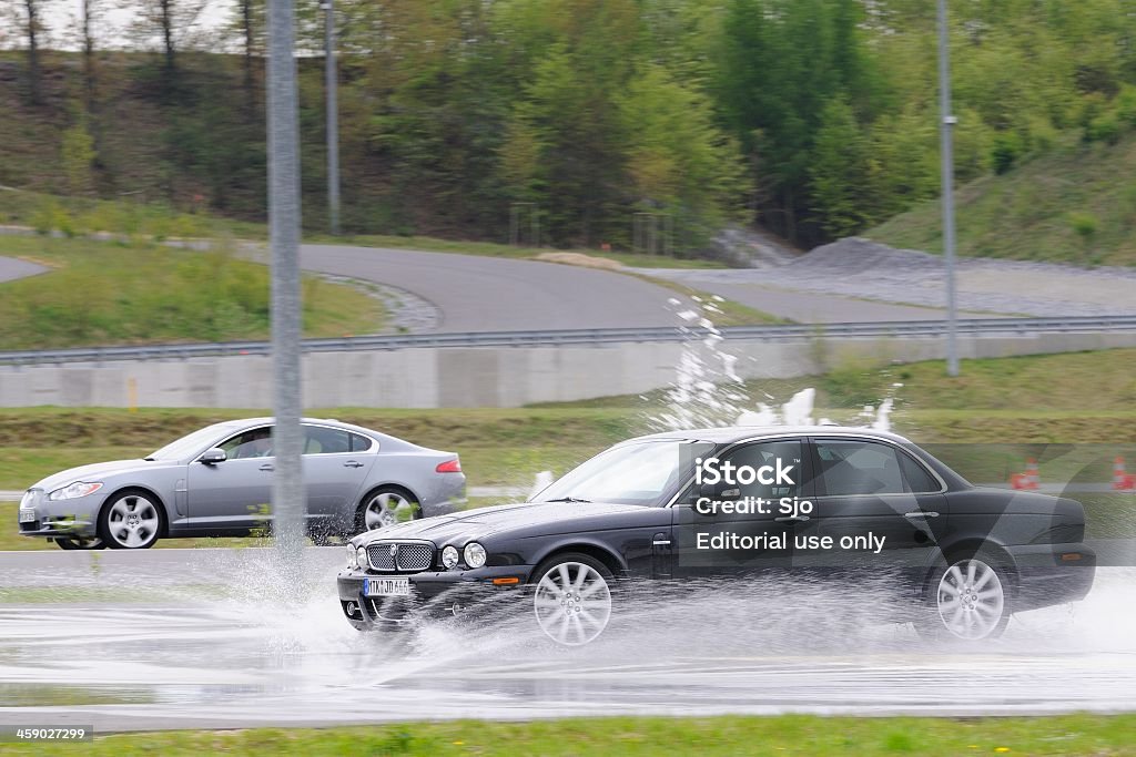 Автомобиль Jaguar XJ Торможение юзом - Стоковые фото Водить роялти-фри
