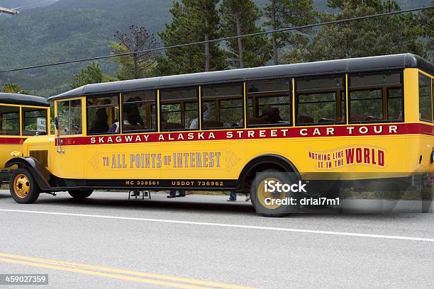 Foto de Skagway Alasca Ônibus De Turismo e mais fotos de stock de Alasca - Estado dos EUA - Alasca - Estado dos EUA, Amarelo, Cor Preta