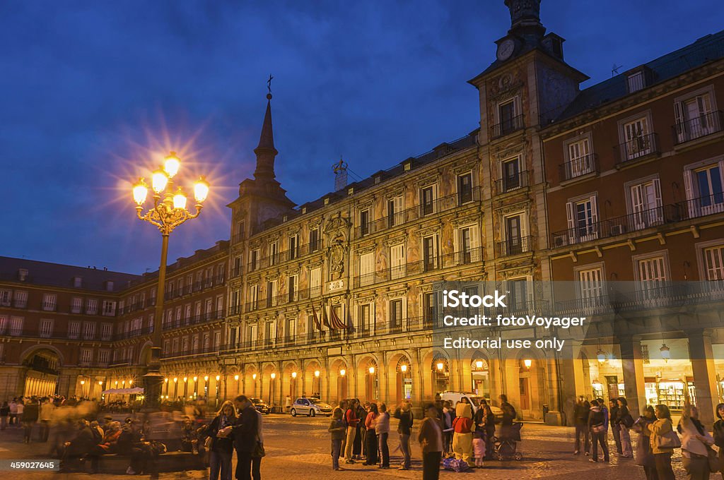 Madrid folla in Plaza Mayor al crepuscolo Spagna - Foto stock royalty-free di Madrid