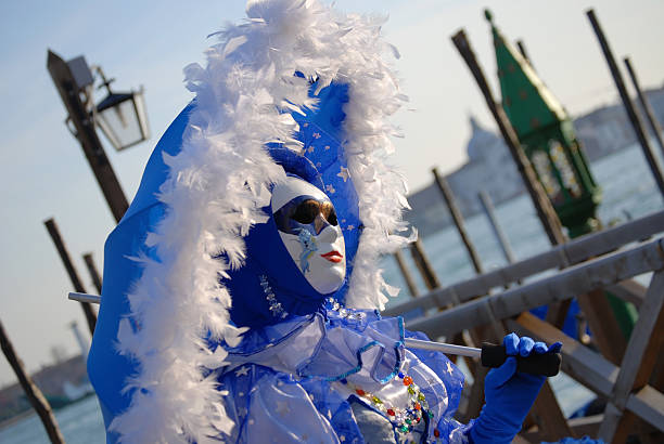carnevale di venezia 2009 - venice italy editorial mardi gras performer foto e immagini stock