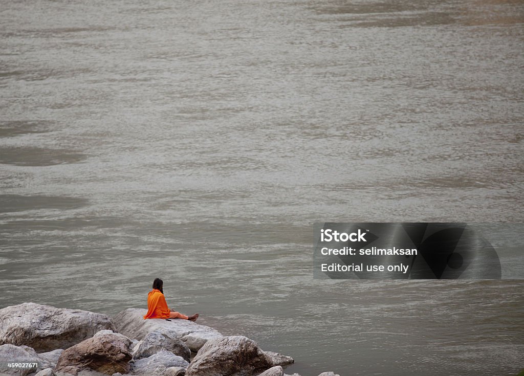 Moine méditer par Fleuve Gange - Photo de Culture indienne d'Inde libre de droits