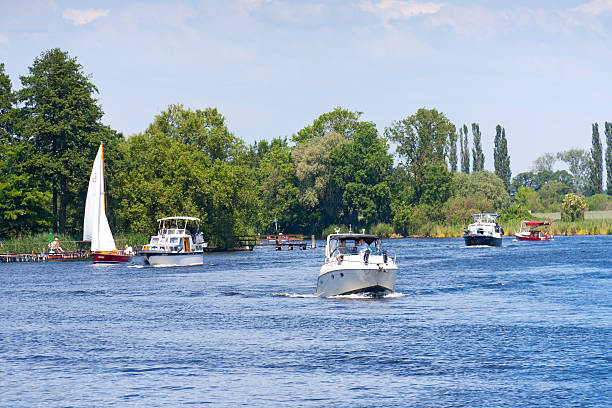 des bateaux (petits yachts) sur la rivière havel - editorial germany brandenburg potsdam photos et images de collection
