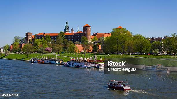 Castillo Real De Cracovia Cracovia Polonia En Foto de stock y más banco de imágenes de Agua - Agua, Aire libre, Anticuado