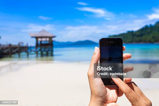 Tirar Fotografias Na Ilha Tropical Com Smartphone - Fotografias de stock e mais imagens de Ao Ar Livre