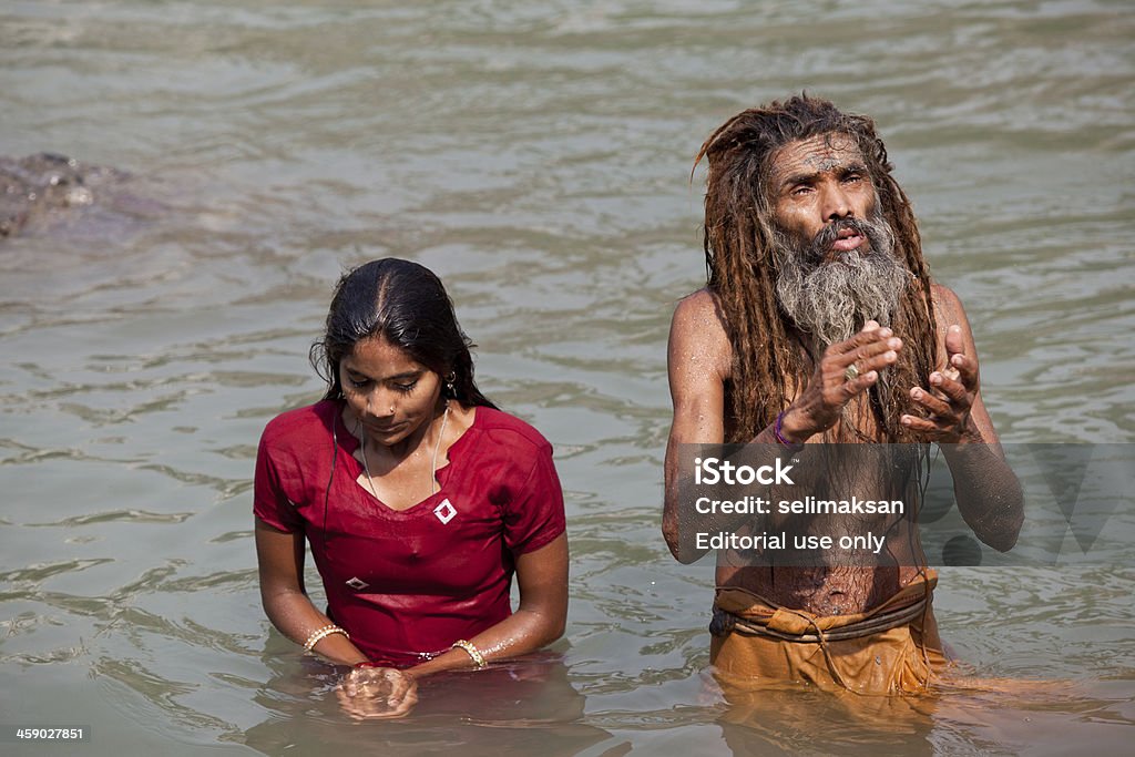 Non identificati indù uomo e donna bagni a Santa Fiume Gange - Foto stock royalty-free di Adulto