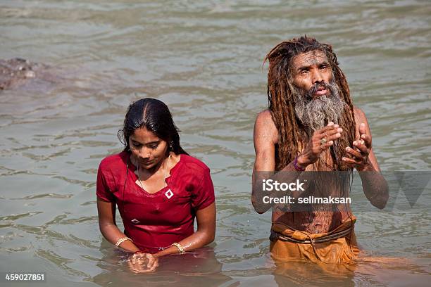 Non Identificati Indù Uomo E Donna Bagni A Santa Fiume Gange - Fotografie stock e altre immagini di Adulto