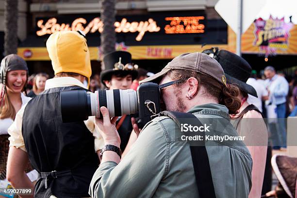 Street Fotografo A Fumetti Con San Diego - Fotografie stock e altre immagini di Comic-Con - Comic-Con, Folla, Ambientazione esterna