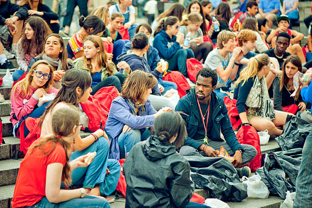 gruppo di studenti - people togetherness group of people editorial foto e immagini stock