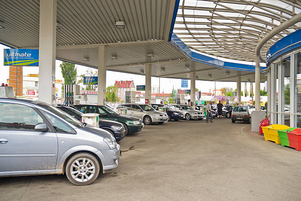 la presión arterial de aral gasolinera en polonia - renault scenic fotografías e imágenes de stock