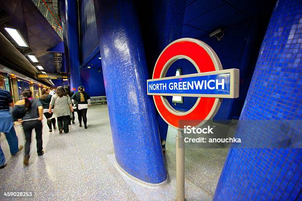North Greenwich Estación De Metro Londres Foto de stock y más banco de imágenes de Adulto - Adulto, Ciudades capitales, Color - Tipo de imagen