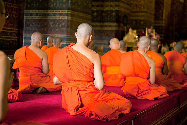 승려들 성가 부르기 마사지 - monk meditating thailand bangkok 뉴스 사진 이미지