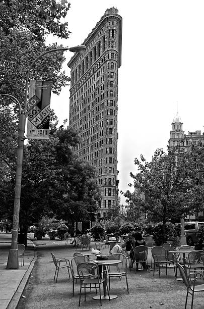 new york life und flatiron fußgänger öffentlichen bereiche, manhattan - national landmark barricade boundary monochrome stock-fotos und bilder