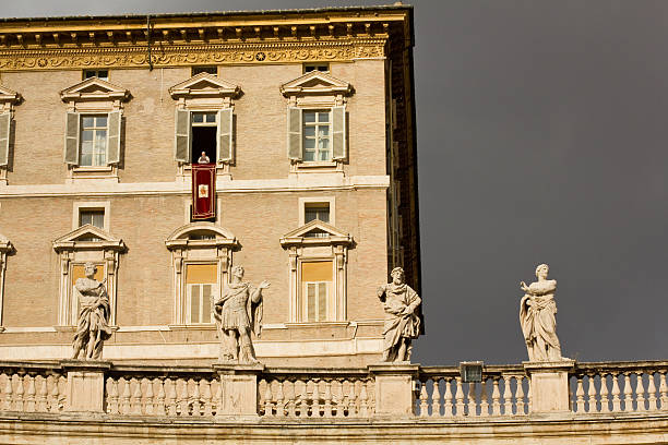 papa's window - benedict xvi fotografías e imágenes de stock