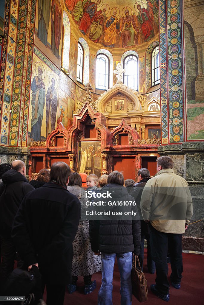 Los visitantes en la resurrección de la iglesia Christ Church (St. Petersburg, Rusia) - Foto de stock de Adulto libre de derechos