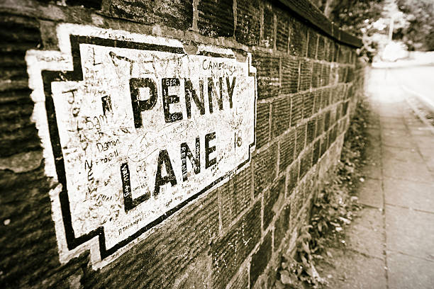 penny lane accesso a liverpool - one pence coin coin british coin uk foto e immagini stock