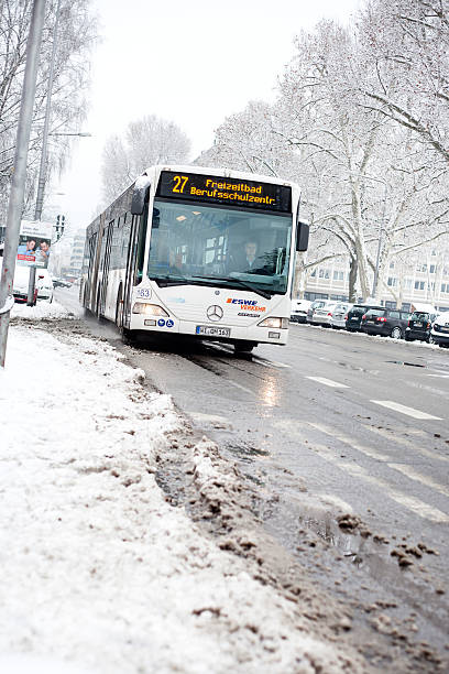 servicio público vehículo de eswe wiesbaden - public transportation winter bus front view fotografías e imágenes de stock