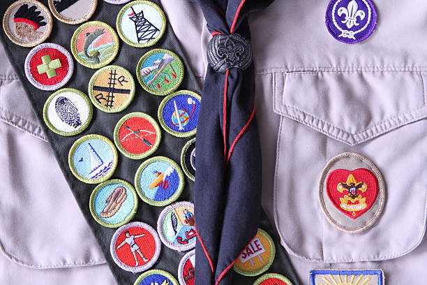 association de scoutisme shirt avec écusson rang et mérite des badges - sash white blue red photos et images de collection