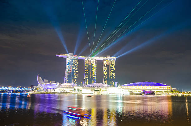 シンガポールマリーナベイサンドのカラフルなレーザー lightshow ホテル - marina bay sparse contemporary skyscraper ストックフォトと画像