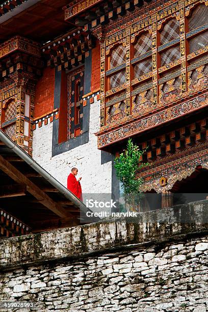 Monje Budista Meditando En Monasterio Foto de stock y más banco de imágenes de Bután - Bután, Trongsa Dzong, Adulto