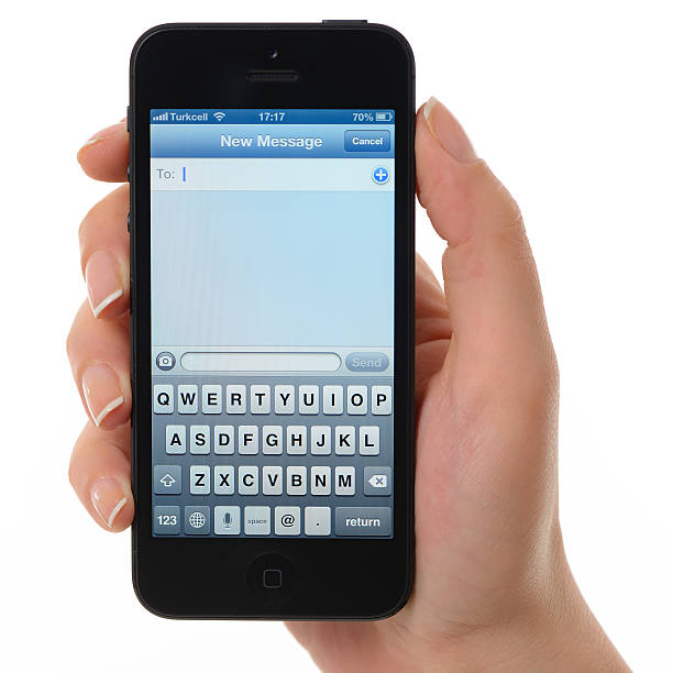 sms-bildschirm auf iphone 5 - holding iphone 5 business mobile phone stock-fotos und bilder