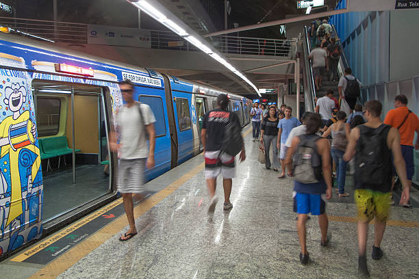 passagers dans le métro de rio de janeiro - pub metro paris photos et images de collection