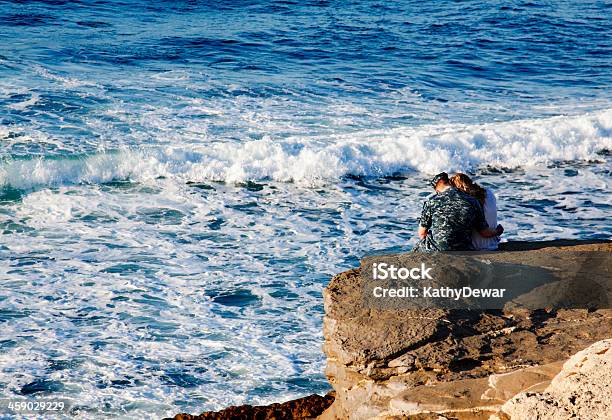 Foto de De Casais Apaixonados e mais fotos de stock de Casal - Casal, Tropas, Abraçar