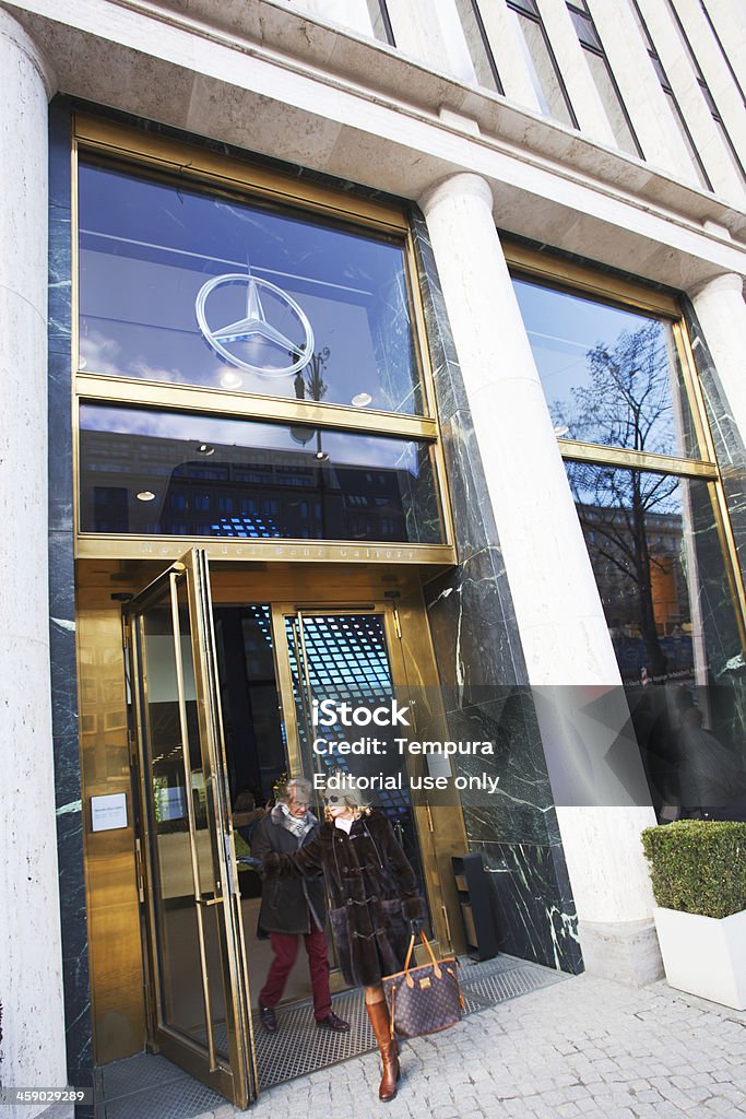 Mercedes Benz siedziba w Berlinie. - Zbiór zdjęć royalty-free (Berlin)
