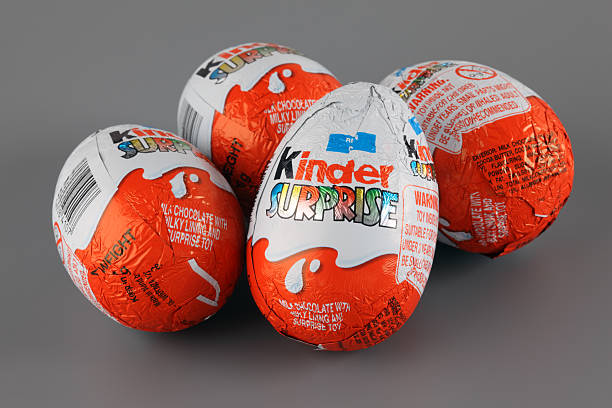 kinder сюрприз яйца - kinder surprise стоковые фото и изображения