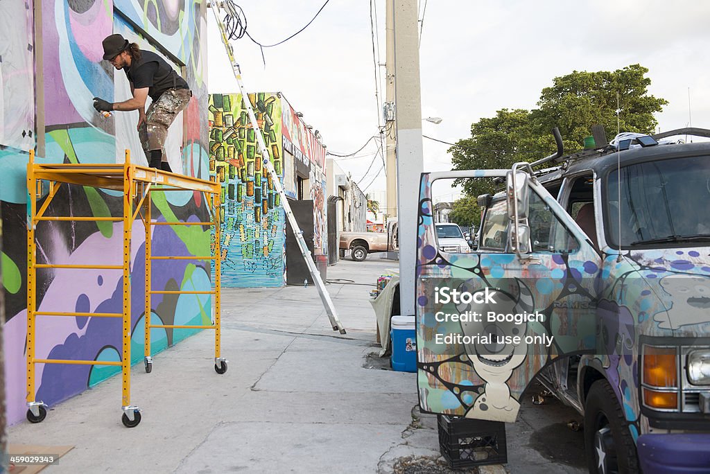 Graffiti Artysta Malarstwo ścienne w Wynwood Miami - Zbiór zdjęć royalty-free (Artysta)