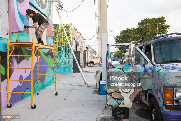 Graffiti Artysta Malarstwo Ścienne W Wynwood Miami - zdjęcia stockowe i więcej obrazów Artysta - Artysta, Mural, 2012