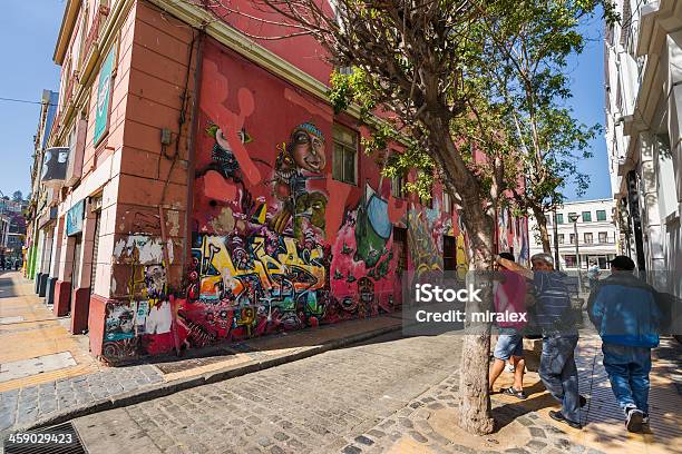 Elaborado Graffiti En Valparaiso Chile Foto de stock y más banco de imágenes de Adulto - Adulto, Aire libre, Calle
