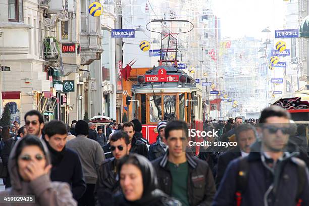 Tramwaj Taksim Istanbul Turcja - zdjęcia stockowe i więcej obrazów Dorosły - Dorosły, Dzień, Edytorski