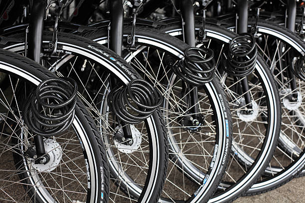 bloqueado em uma fileira de bicicletas - bicycle tire barricade metal - fotografias e filmes do acervo