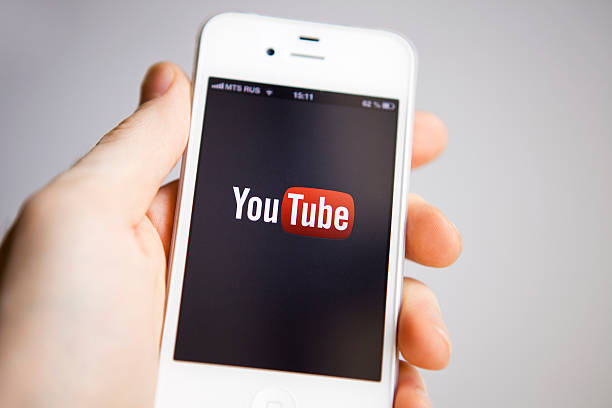 youtube - youtube iphone video mobile phone ストックフォトと画像