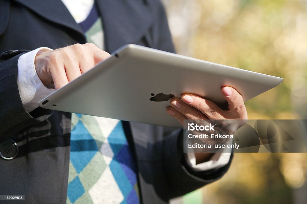 Женщина с помощью iPad - Стоковые фото GAFAM роялти-фри