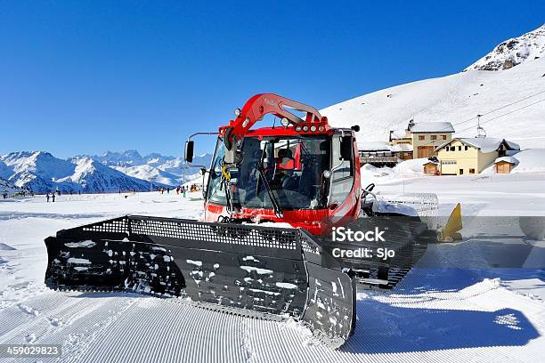 Snowcat - Fotografias de stock e mais imagens de Niveladora de neve - Niveladora de neve, Ajardinado, Alpes Europeus