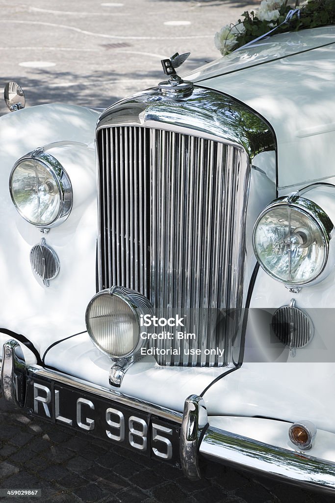 Винтажный Bentley Mk VI Свадебный автомобиль, украшенная цветами - Стоковые фото Высшее общество роялти-фри