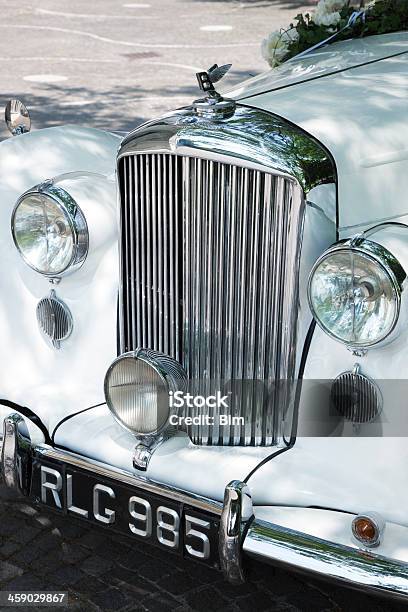 Винтажный Bentley Mk Vi Свадебный Автомобиль Украшенная Цветами — стоковые фотографии и другие картинки Высшее общество