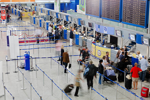 Ospiti al momento del check-in. Aeroporto di Atene - foto stock