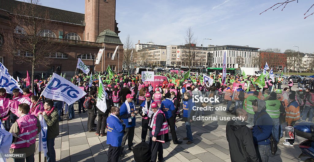 Demonstracja i unijnych Strajk działania w języku niemieckim usług publicznych - Zbiór zdjęć royalty-free (Bunt)