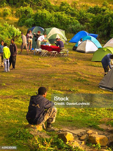 Sanka Ber Camp Foto de stock y más banco de imágenes de Adulto - Adulto, Afrodescendiente, Aire libre