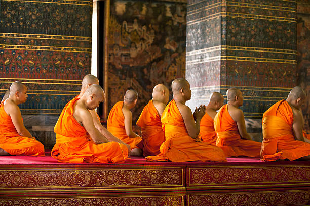 승려들 성가 부르기 마사지 - monk meditating thailand bangkok 뉴스 사진 이미지