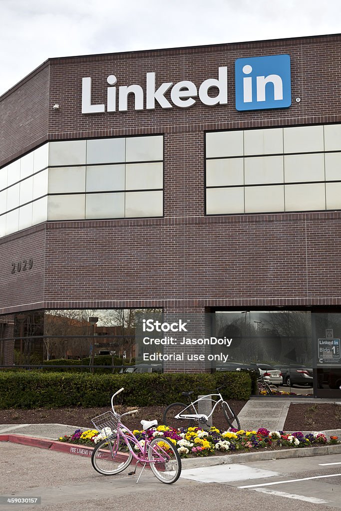 Linkedin и видом на горы - Стоковые фото 2000 роялти-фри