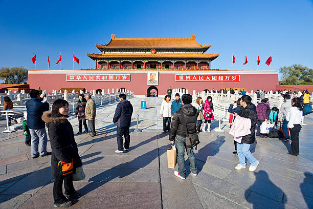 туристы на запретный город в пекине, китай - gate of divine military genius стоковые фото и изображения
