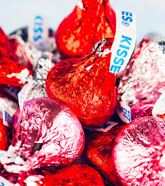 hershey besos dulces para san valentín - hersheys kisses chocolate meringue kiss hersheys fotografías e imágenes de stock