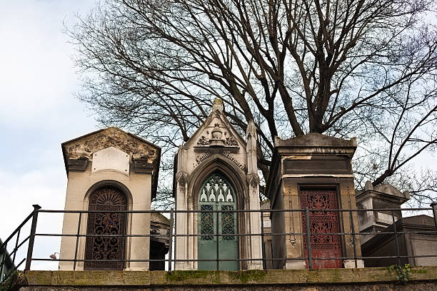 arcaico graves em montmartre em paris cemitério - cemetery montmartre paris france france imagens e fotografias de stock